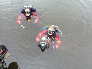 Dykare i vattnet vid färjan Sept14